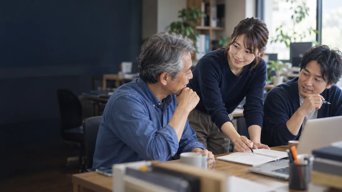 カジュアルな職場で会話をする人たちのイメージ