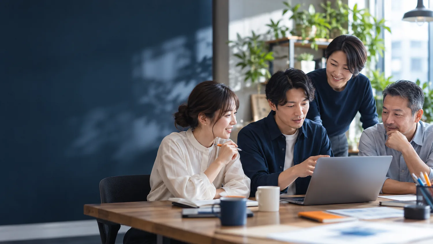 カジュアルな職場で話し合う人たちのイメージ